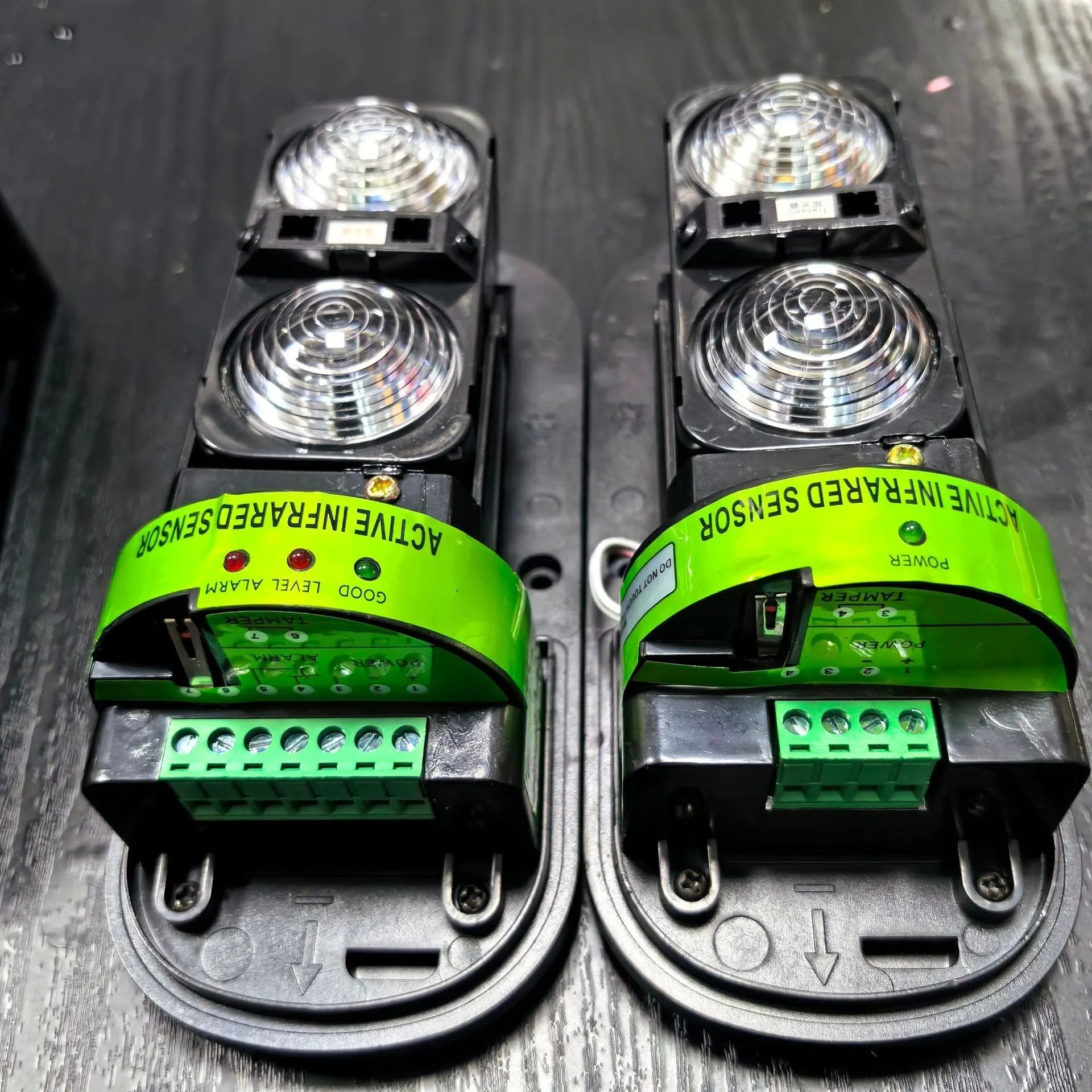 Black two-beam infrared anti-theft detector with wired connections for 150 metre security coverage