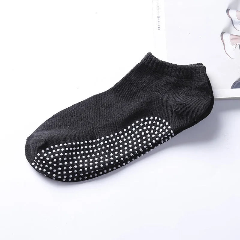 Men's non-slip invisible low-cut cotton yoga socks in solid colour with grip sole – one pair