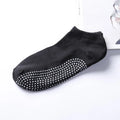 Men's non-slip invisible low-cut cotton yoga socks in solid colour with grip sole – one pair