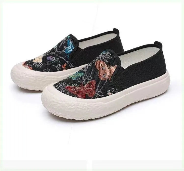 Women's Old Beijing slip-on canvas shoes in black with round toe and shallow mouth design on a white background.