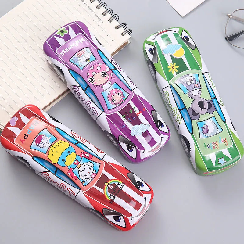 Car-shaped tinplate pencil case with cartoon racing pattern and double-layer organisation measuring 20x6.5x3 cm