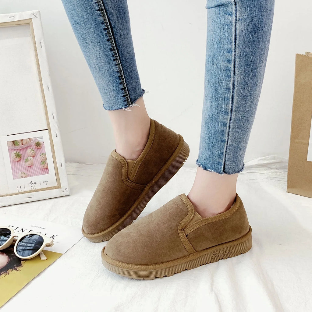 Fleece-lined flat snow boots in khaki colour with rubber sole