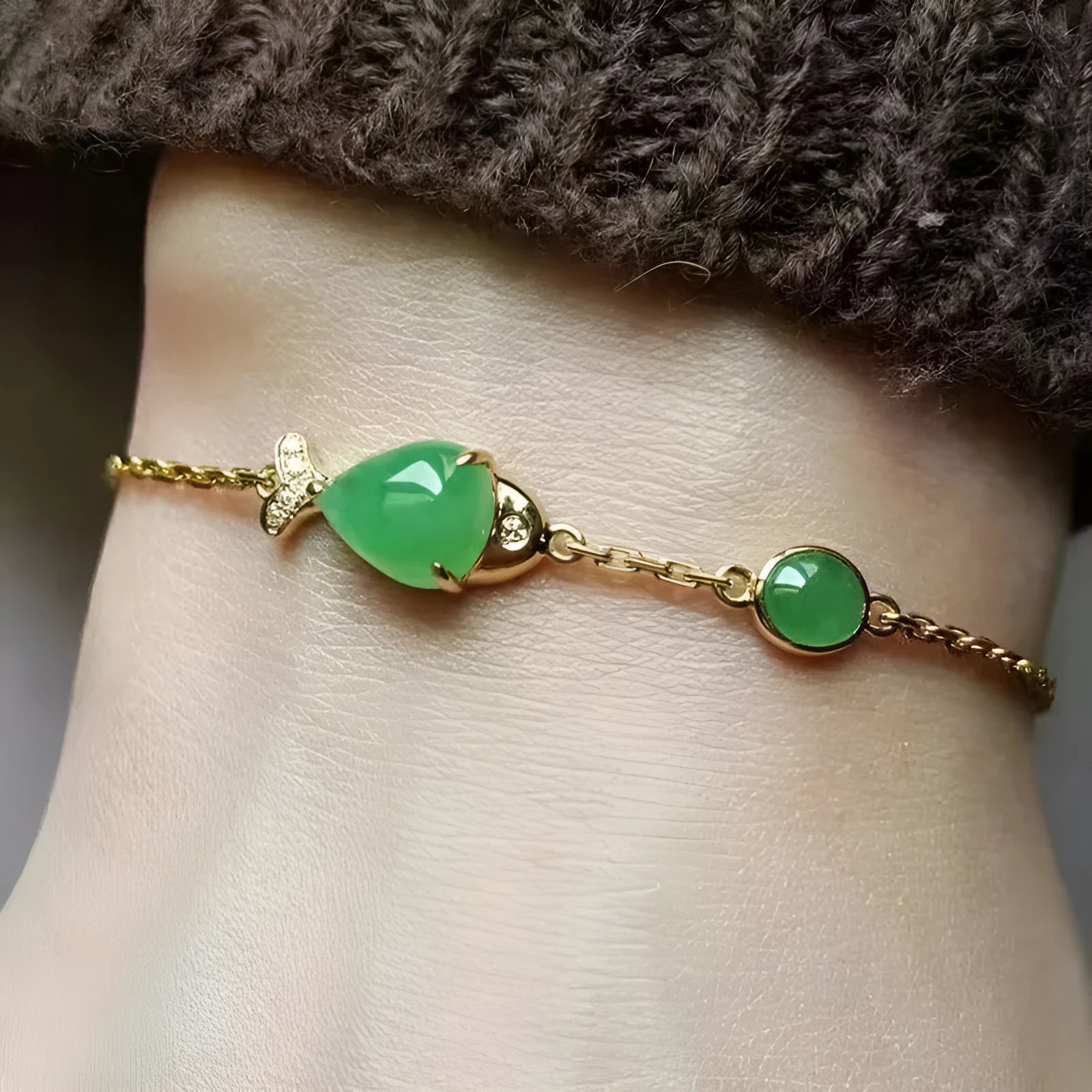 Retro-style yellow gold electroplated women's bracelet made from copper and plastic.