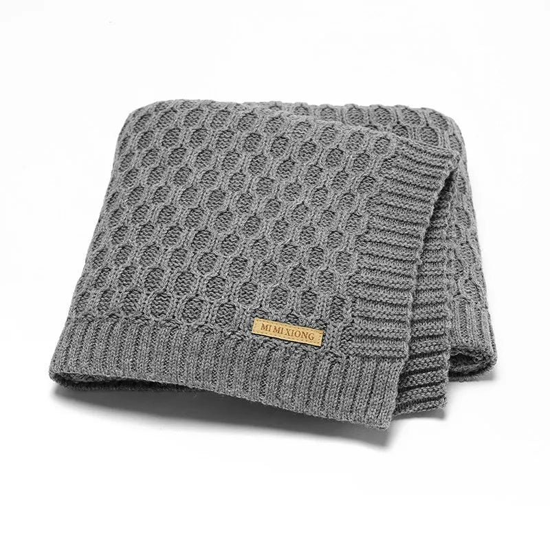 Solid-colour baby blanket with a textured line pattern, shown in a light green colour, folded to display its 70x90cm size.