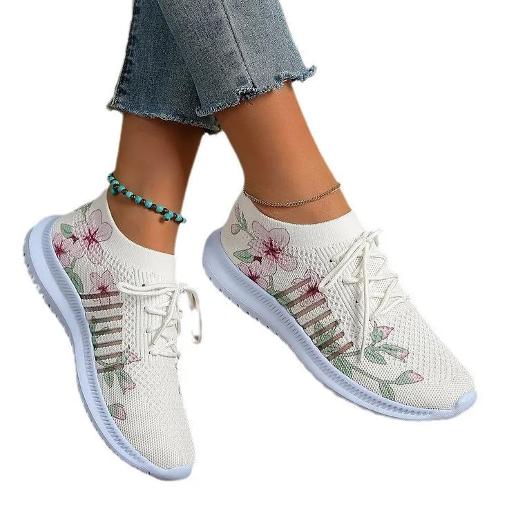 Women's milky white mesh flyknit running shoes with round toe and flat heel
