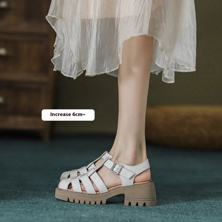 Women's retro platform sandals with closed toe, chunky heel and buckle fastening in black colour