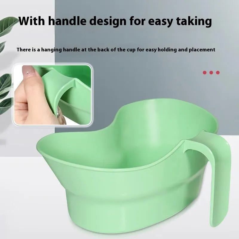 Green plastic gargle cup for bedridden elderly oral care and nursing.