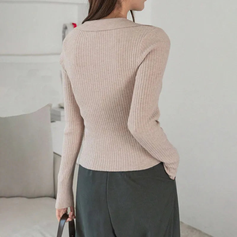 Women's v-neck hemmed pullover sweater with vertical sunken stripe in light gray, slim fit, long sleeve