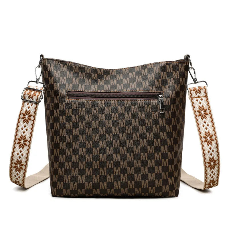 Retro dumpling-shaped shoulder bag in soft PU leather with zippered internal compartment