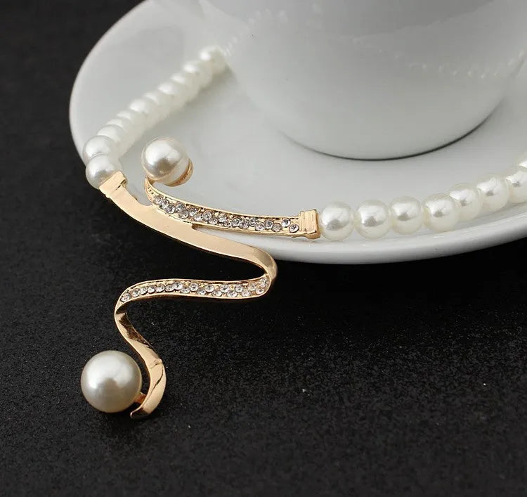 Gold electroplated pearl necklace and earrings set with deep V clavicle design and drop-shaped pendants