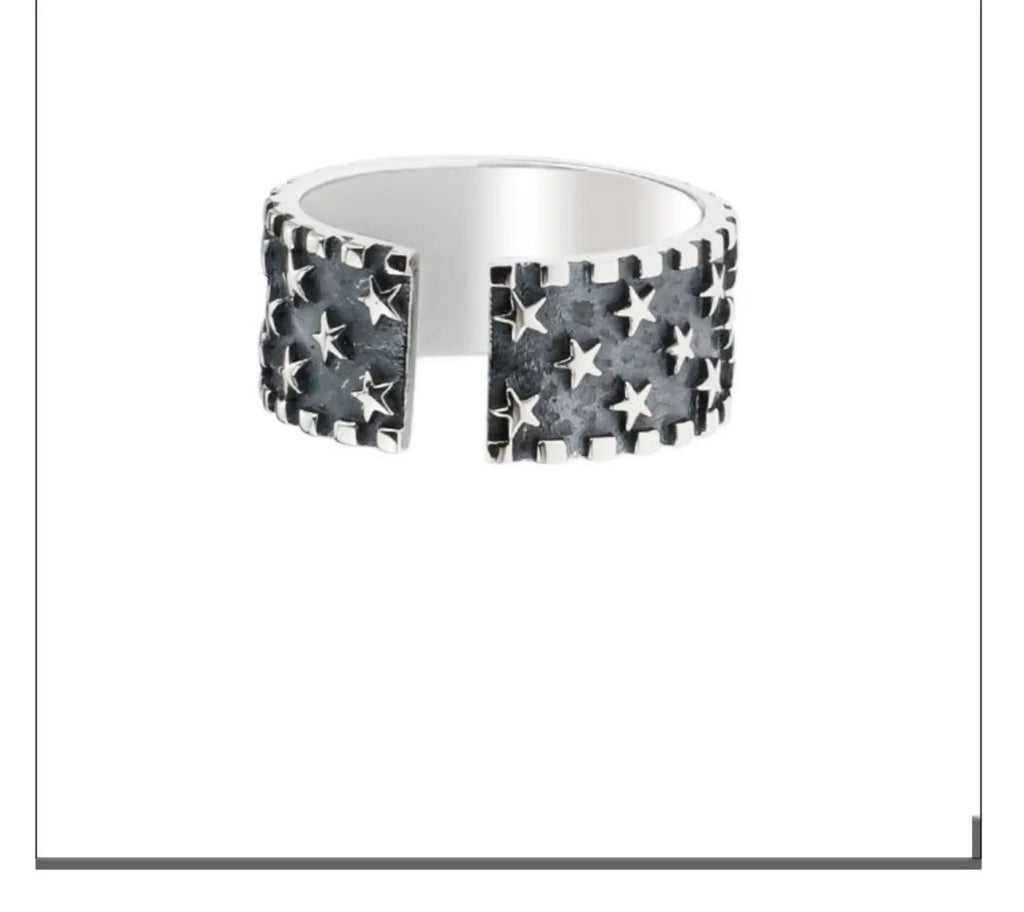 Adjustable multi five-pointed star ring in 925 silver on a plain background