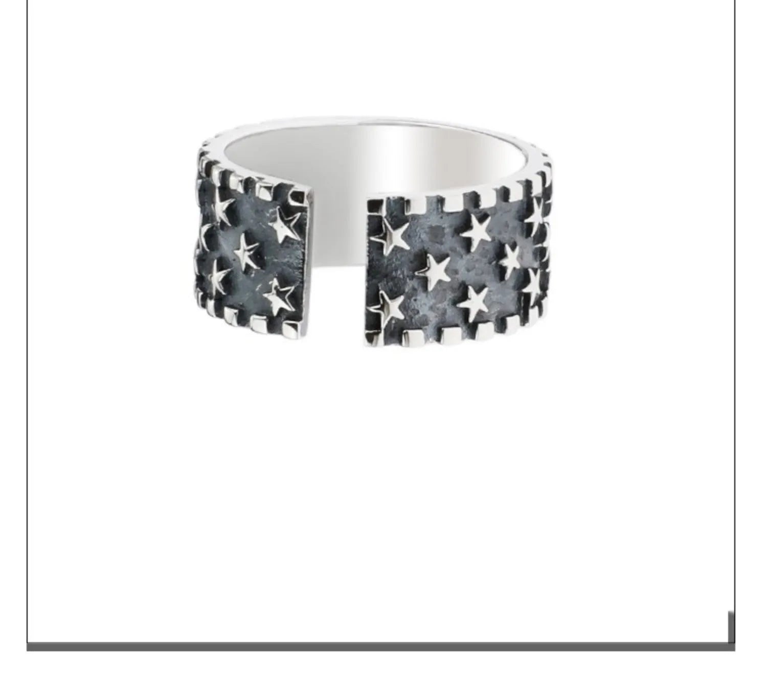 Adjustable multi five-pointed star ring in 925 silver on a plain background