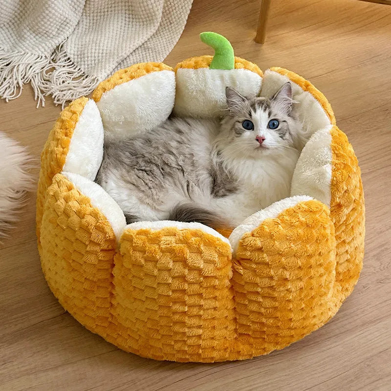 Pumpkin-shaped pet nest for cats with cotton filling in two sizes for autumn and winter