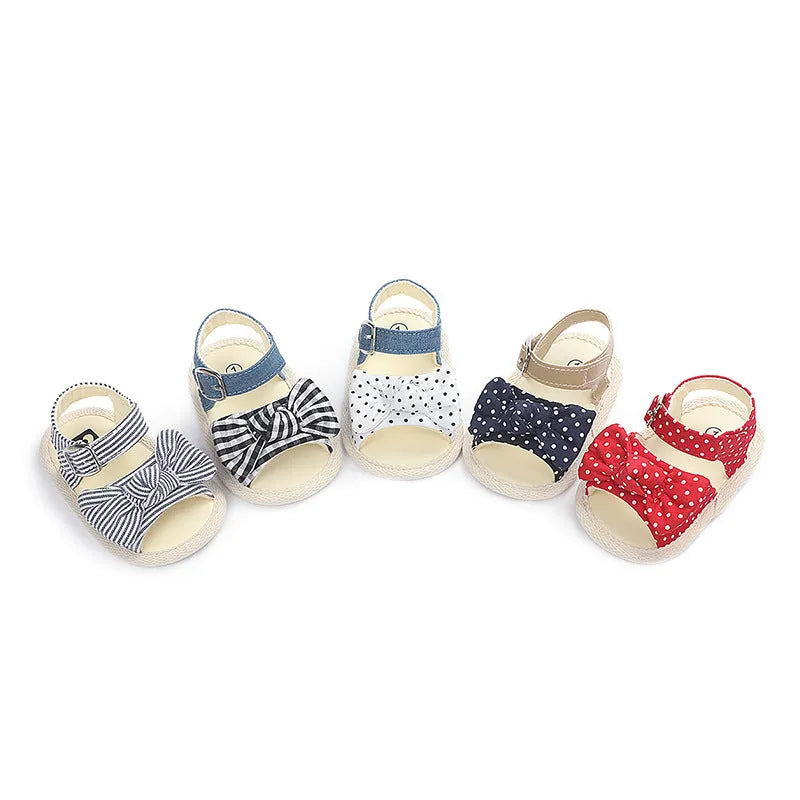 White baby shoes with Velcro strap, shown on a size guide for 11cm, 12cm, and 13cm.