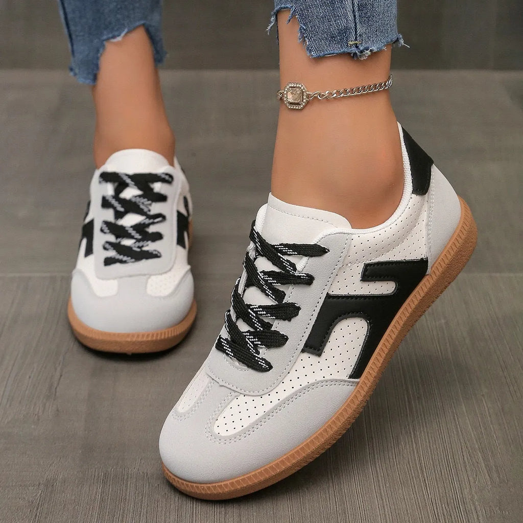 Casual low-top sneaker in a retro colour with round toe and flat rubber sole on a white background.