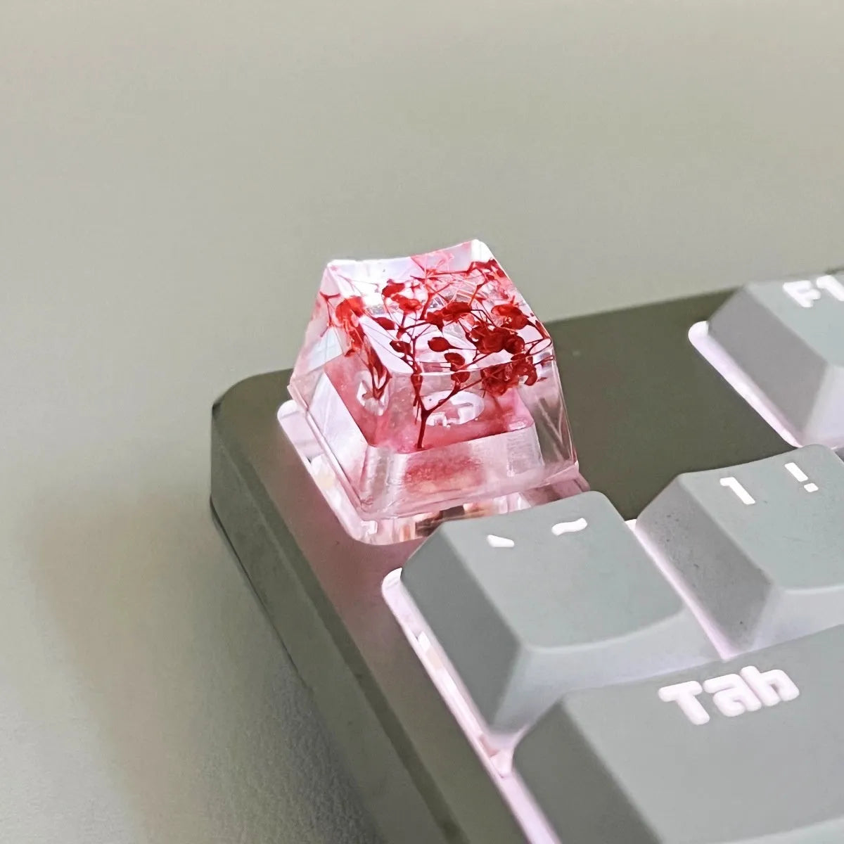 Transparent resin mechanical keyboard keycap with starry sky pattern in pink colour