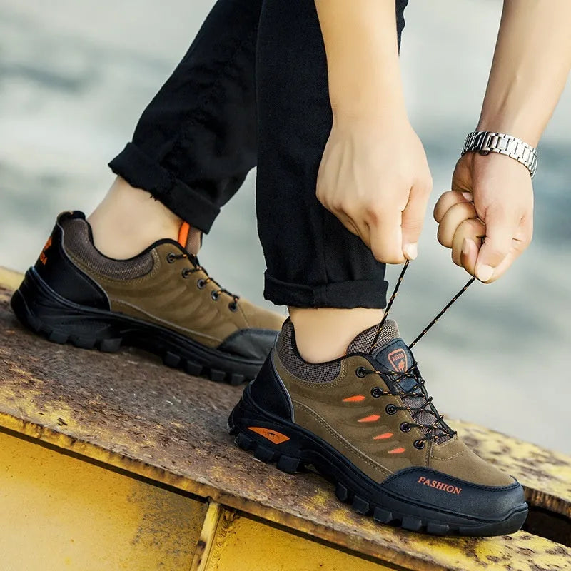 Men's brown suede hiking shoes with rubber soles and lace-up fastening