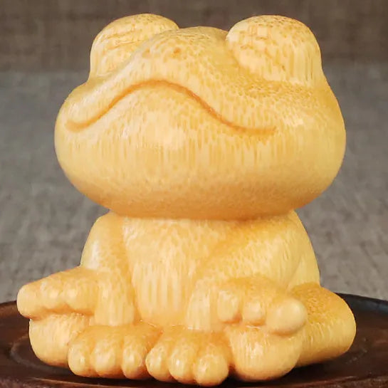 Solid bamboo carving ornament of a smiling frog, 5cm high, cute cartoon style.
