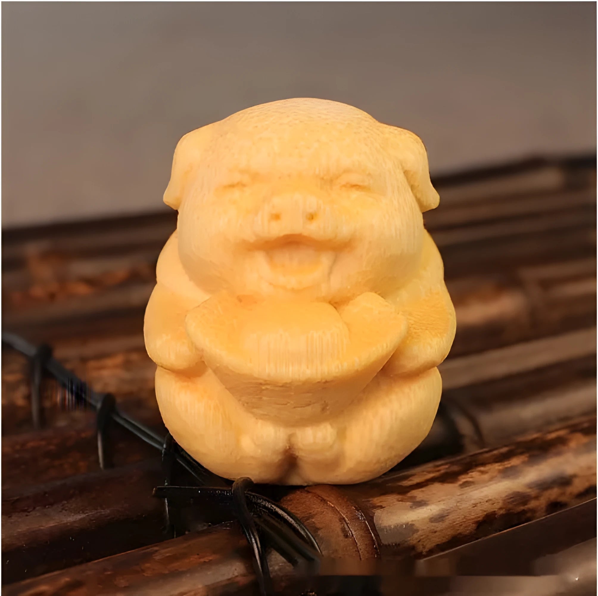 Solid bamboo ingot pig carving ornament, 4cm tall, cute style decorative gift.