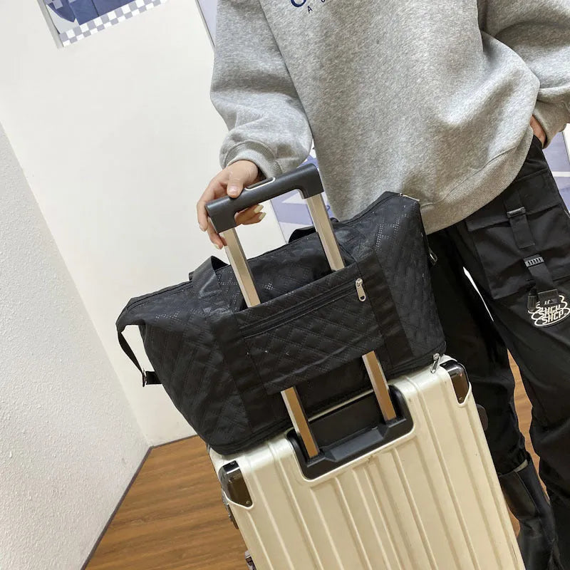 Foldable Oxford cloth travel duffle bag in solid colour with rhombus sewing design and shoulder strap