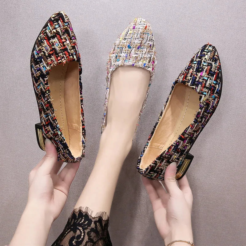 Women's low-cut canvas shoes with pointed toe and floral pattern in black or white colour options