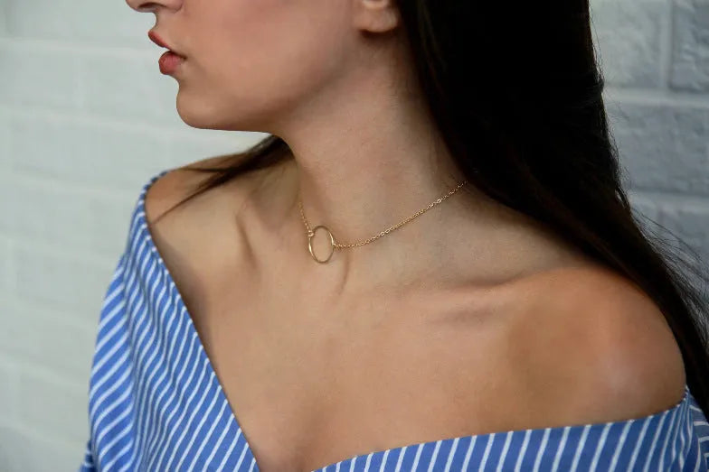 Alloy ring necklace with gold electroplated finish on single-layer chain, individually packed