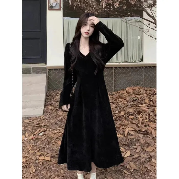 Women's V-neck knitted dress with princess sleeves in black or milky white polyester fabric