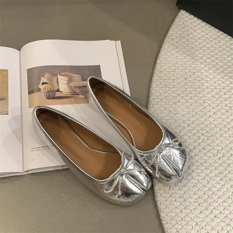 Women's flat pump shoe with round toe and shallow cut in beige colour