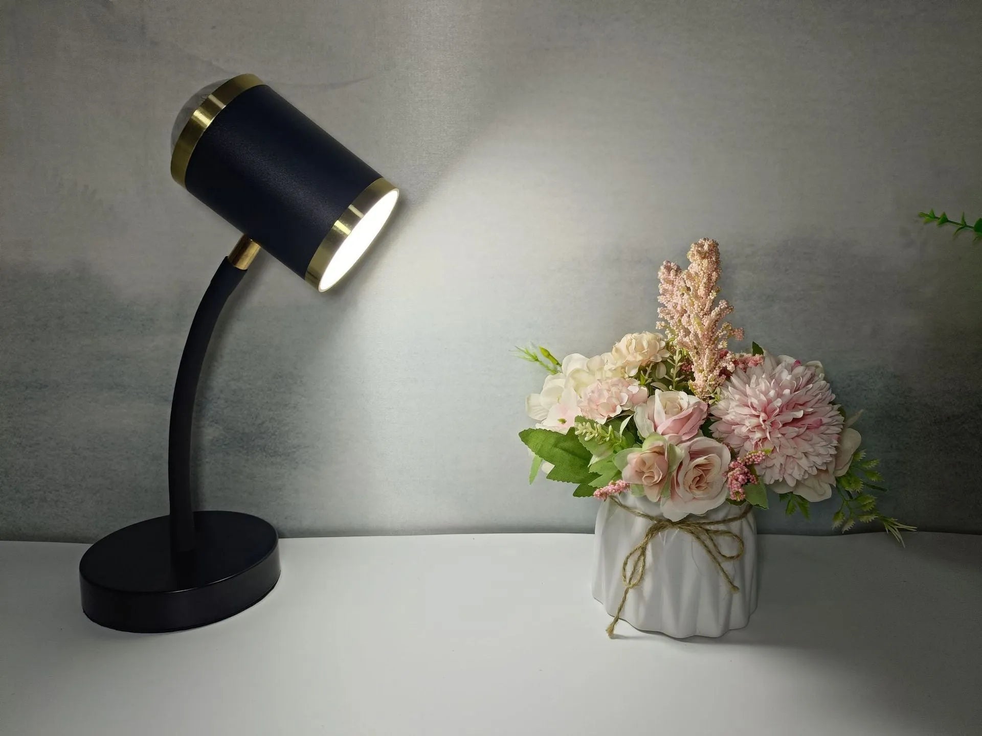 Double-headed photography streaming table lamp with metal holder in black colour option
