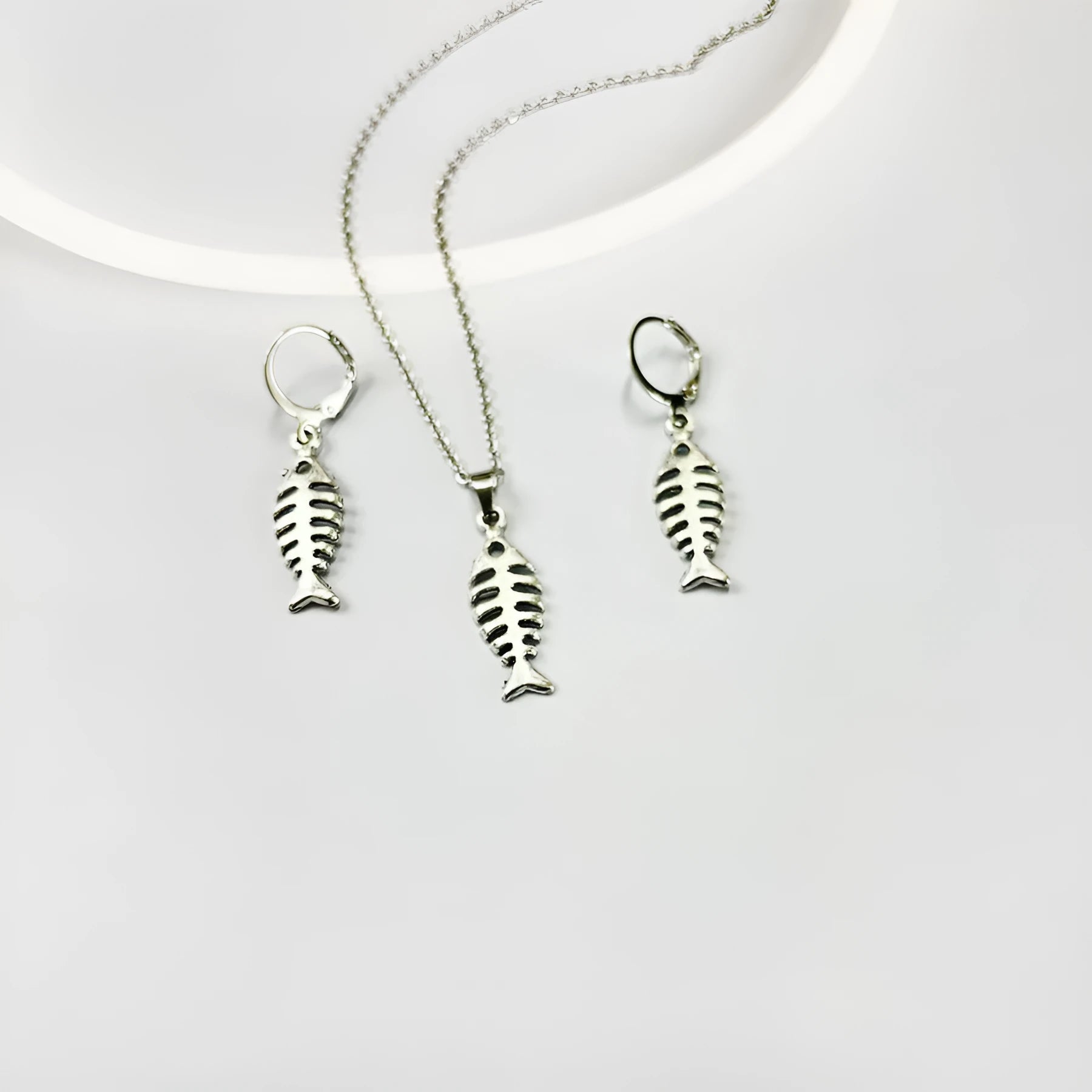 Fishbone pendant necklace with matching earrings on O-chain, adjustable 21-50cm, retro alloy jewellery