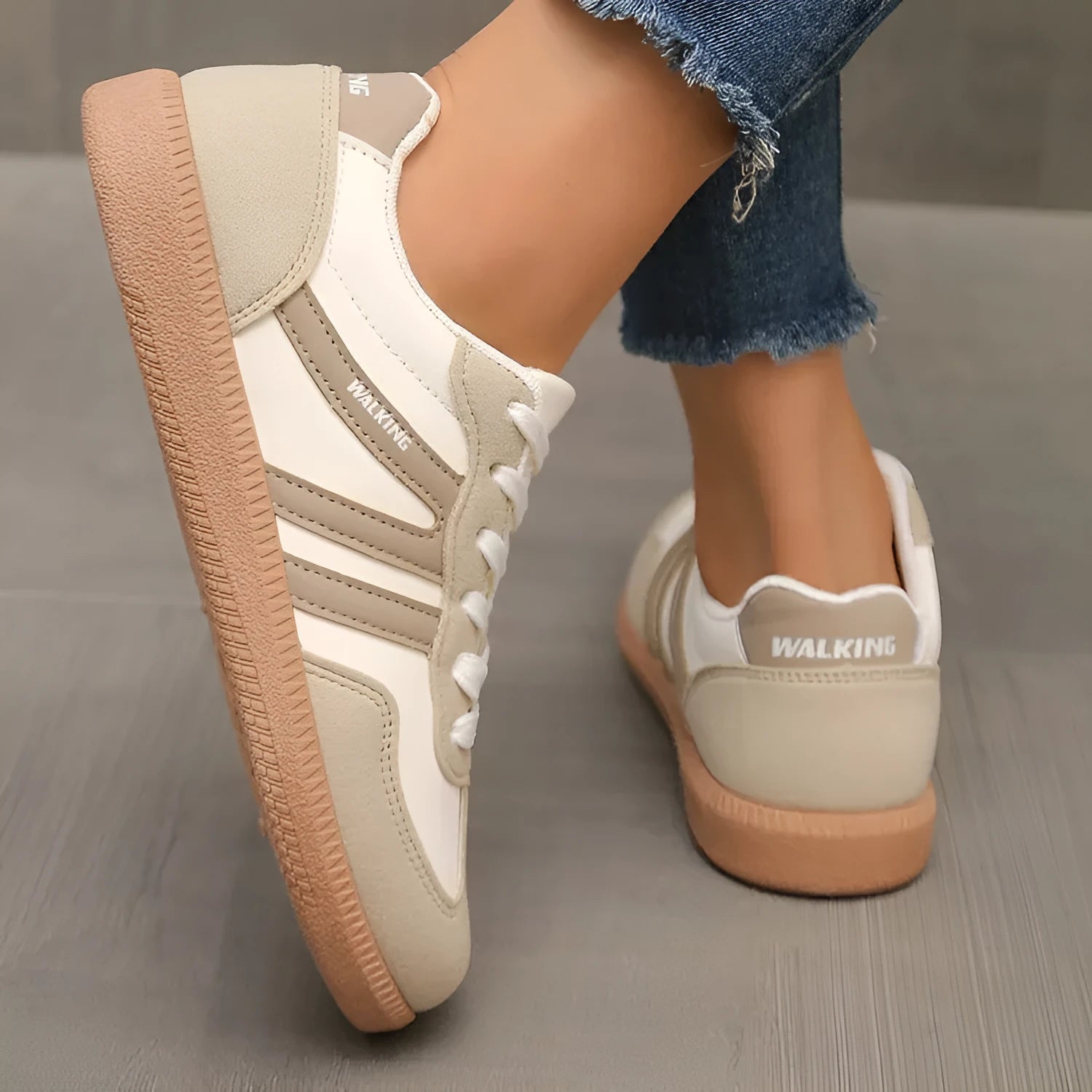 Casual low-top sneaker in a retro colour with round toe and flat rubber sole on a white background.