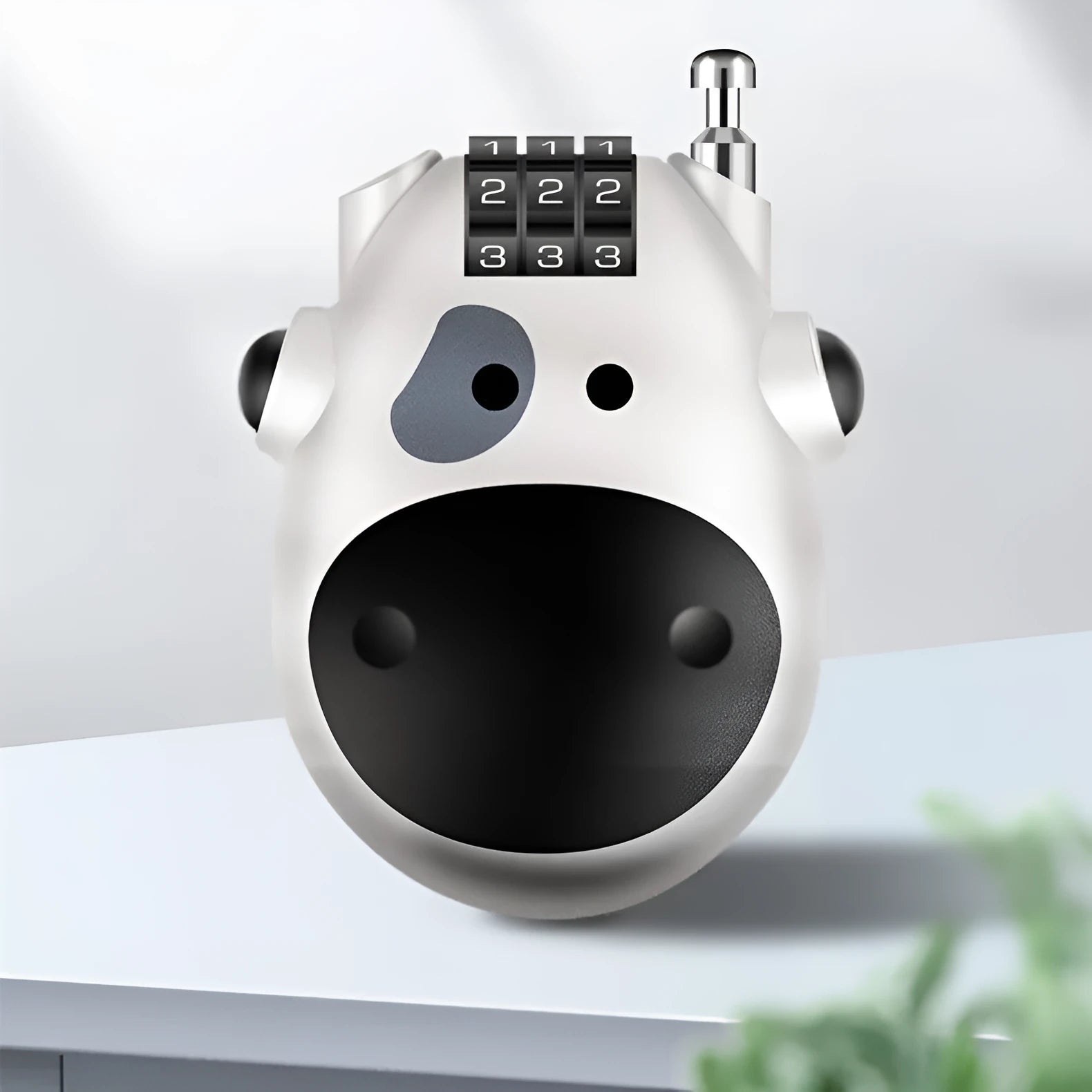 Retractable cow lock with ABS plastic body and 1-metre chain for helmet security