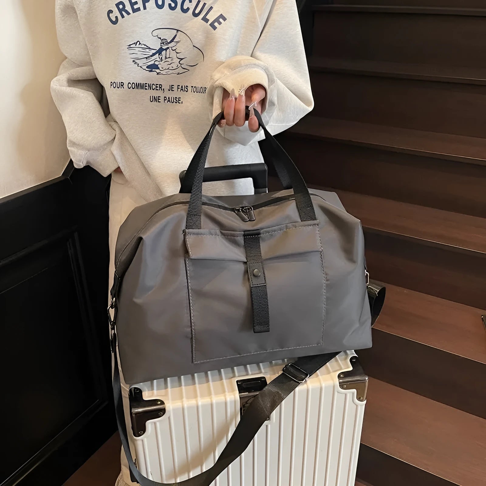 One-shoulder travel bag in oxford cloth with 36-55 litre capacity shown in grey colour