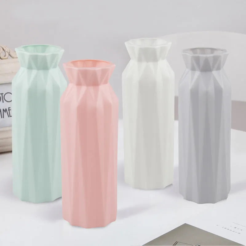 Simple drop-resistant melamine plastic vase in green, grey, pink or white with a 7.2 cm base.